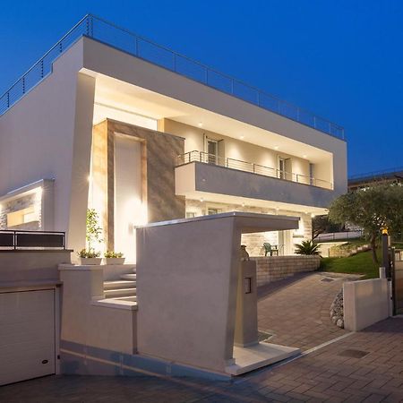 Villa Aurora-Holiday Home Apt3 Бардолино Екстериор снимка