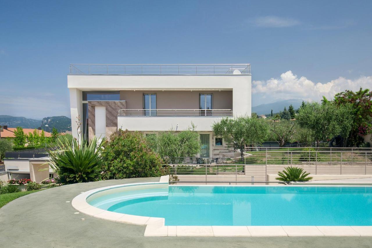 Villa Aurora-Holiday Home Apt3 Бардолино Екстериор снимка