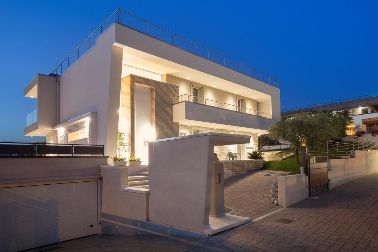Villa Aurora-Holiday Home Apt3 Бардолино Екстериор снимка