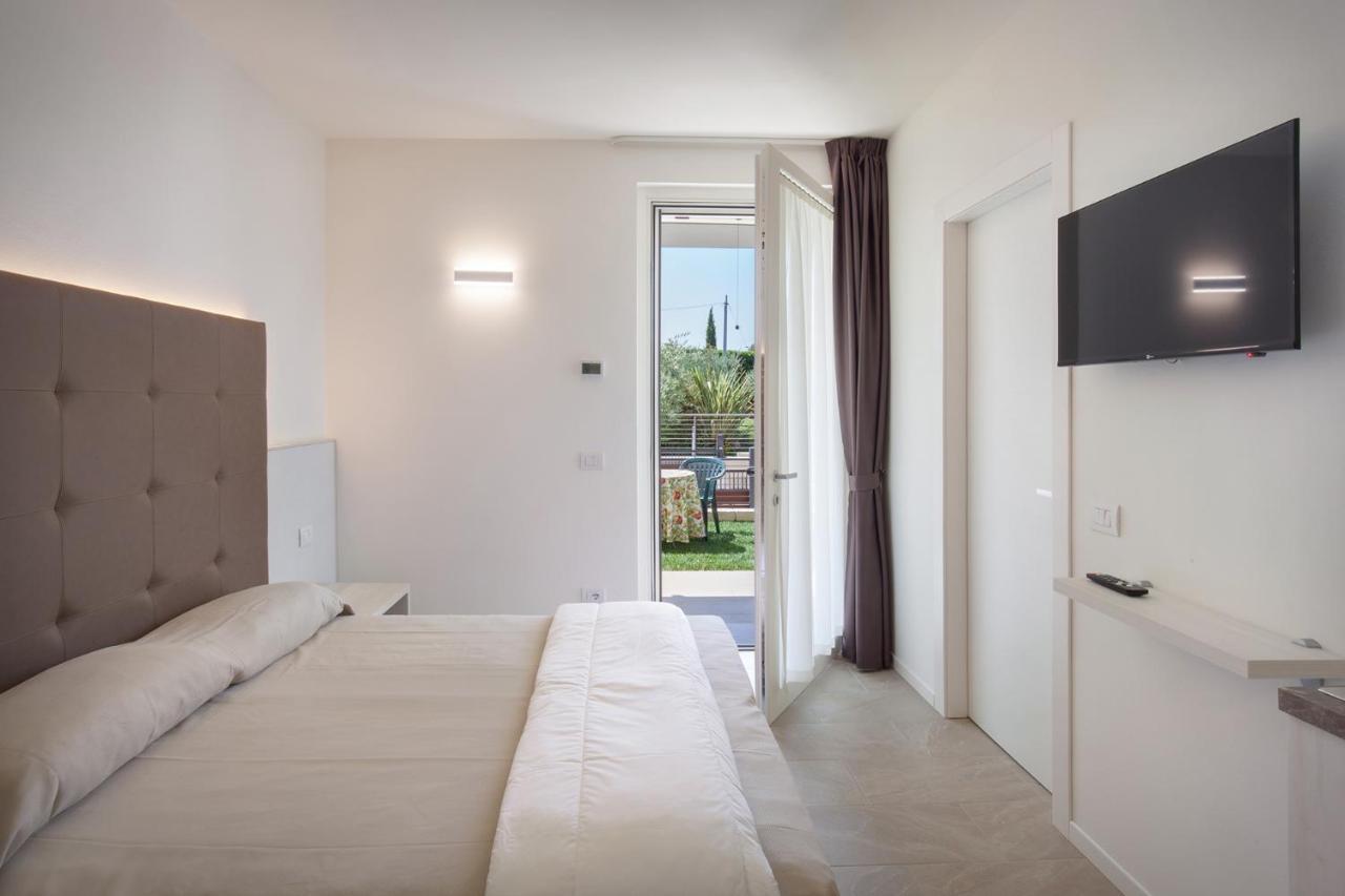 Villa Aurora-Holiday Home Apt3 Бардолино Екстериор снимка