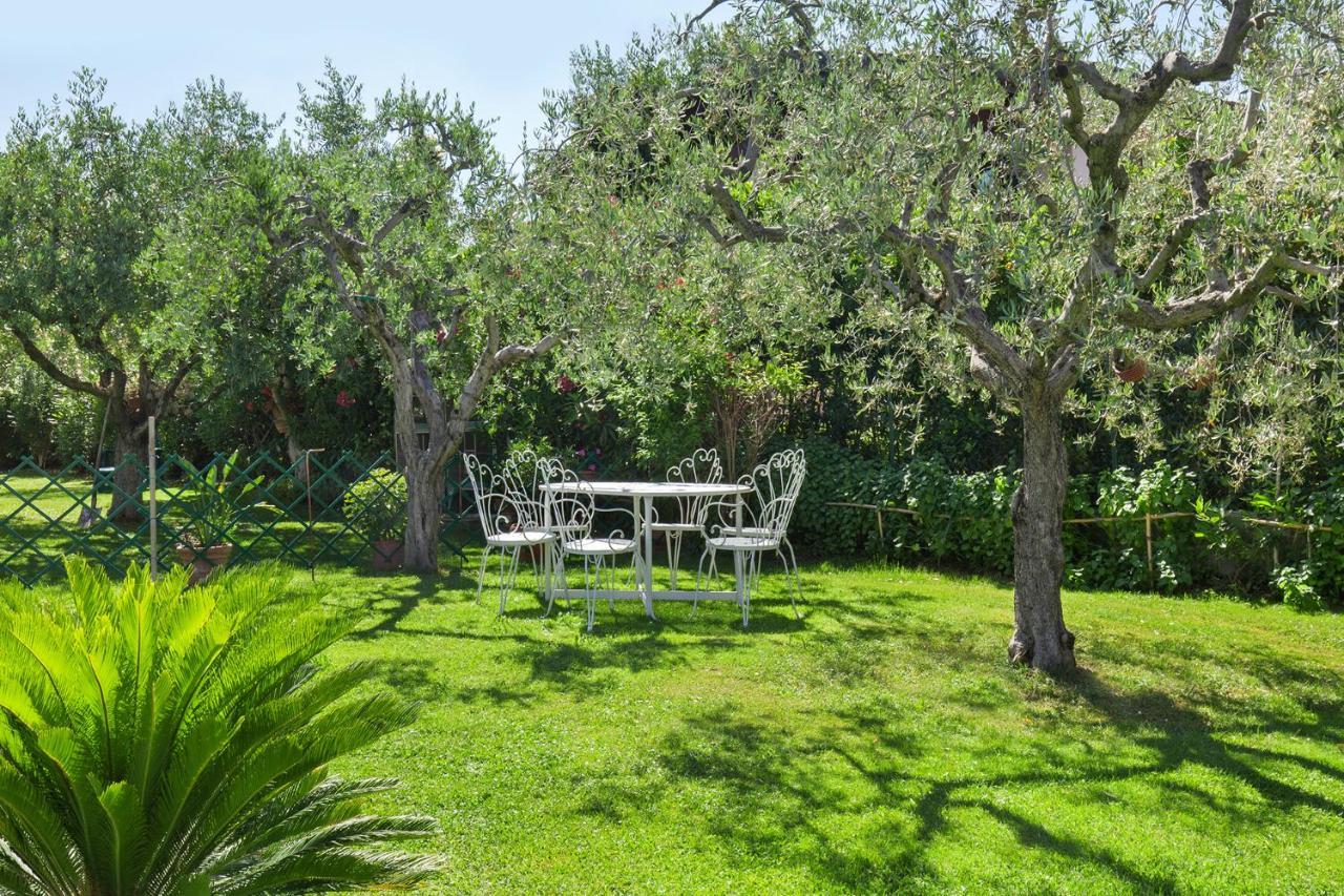 Villa Aurora-Holiday Home Apt3 Бардолино Екстериор снимка