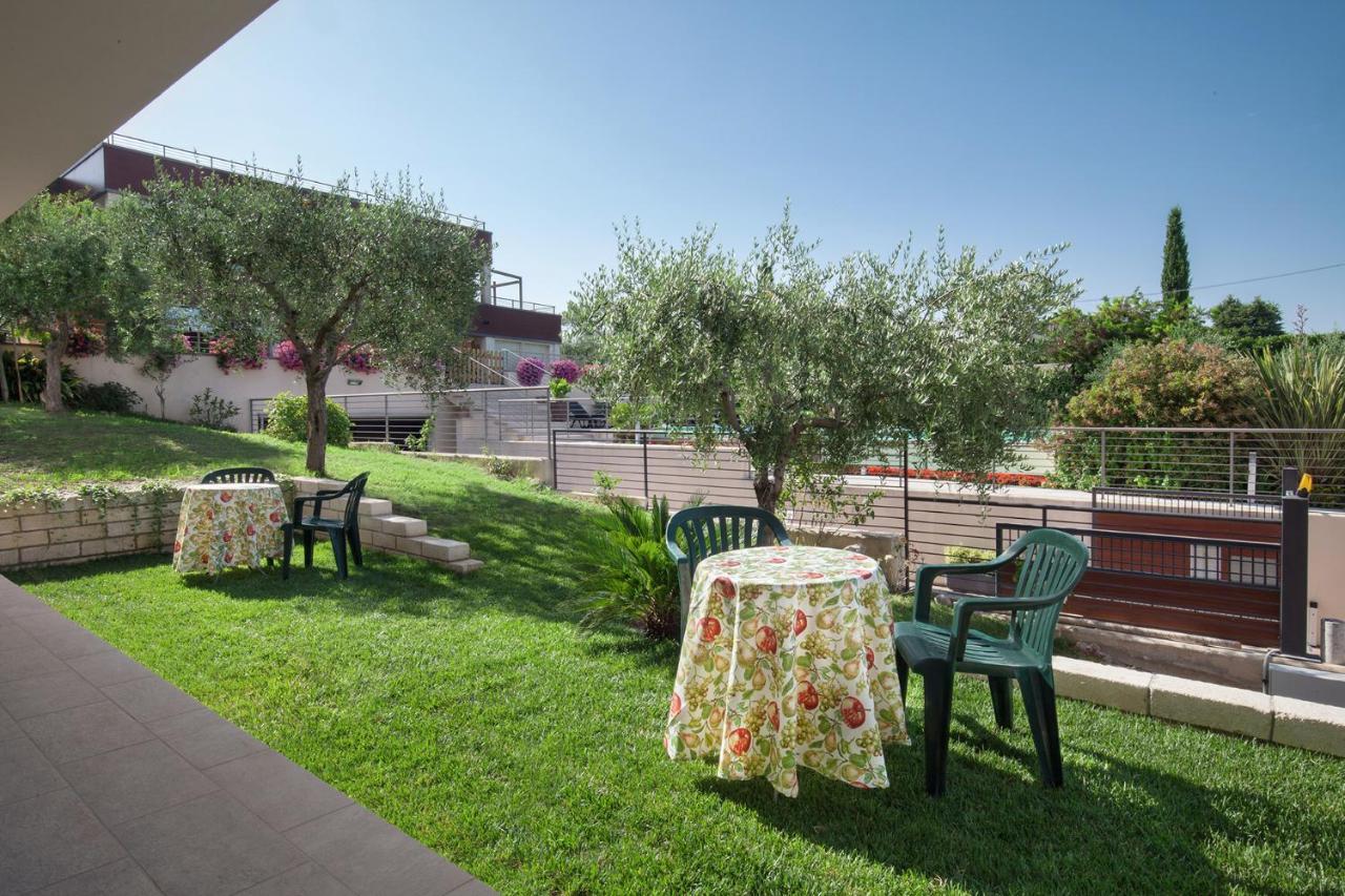 Villa Aurora-Holiday Home Apt3 Бардолино Екстериор снимка