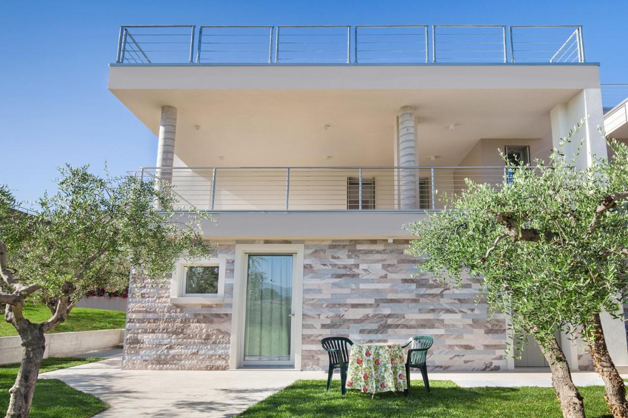 Villa Aurora-Holiday Home Apt3 Бардолино Екстериор снимка