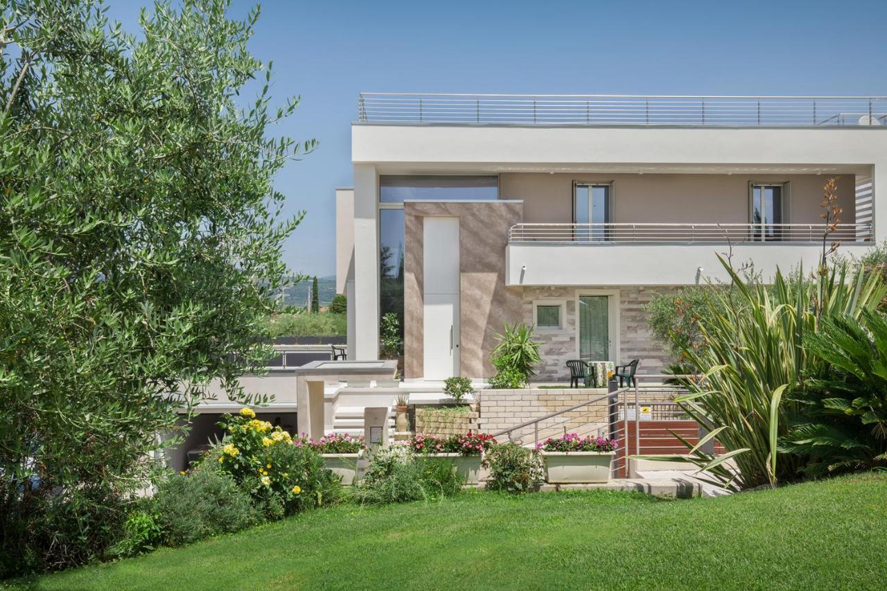 Villa Aurora-Holiday Home Apt3 Бардолино Екстериор снимка