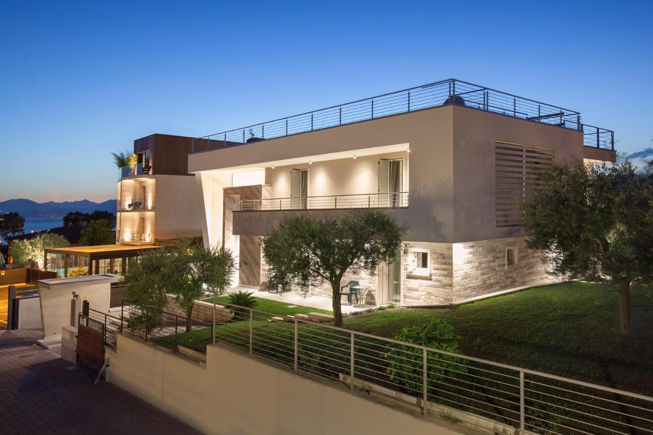 Villa Aurora-Holiday Home Apt3 Бардолино Екстериор снимка